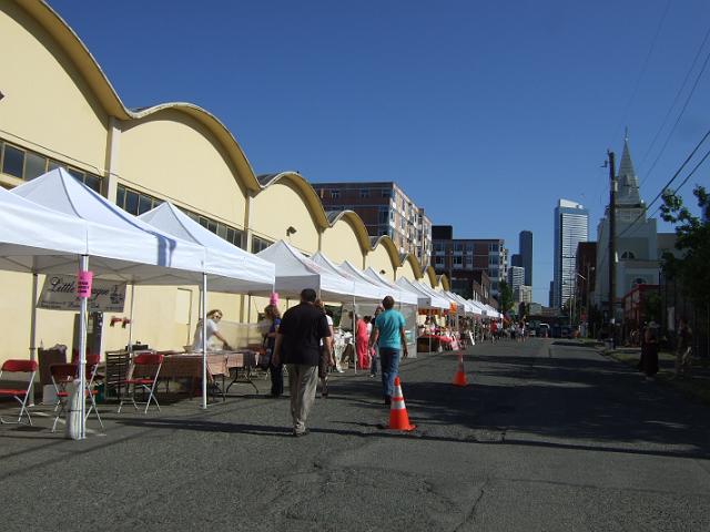 DSCF3755 Cascade Farmers Market stands with fruit, vegetables, and desserts