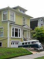 IMG_2439 Old VW Van in front of yellow house