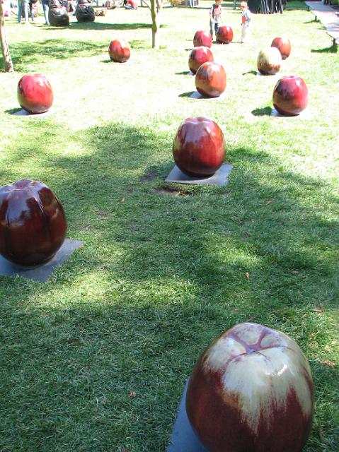 IMG_8427 Sculpture of apples